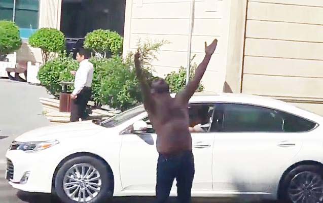 Bakıda güllələnən şəxs soyunaraq hakimə etiraz etdi - Video