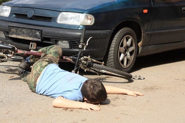 Gədəbəydə avtomobil 7 yaşlı uşağı vurdu