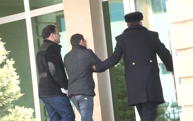 Evi satmaq üçün atasını öldürüb anasını yaraladı