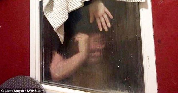 Qız görüş zamanı pəncərə çərçivəsinə ilişib-qaldı – FOTO