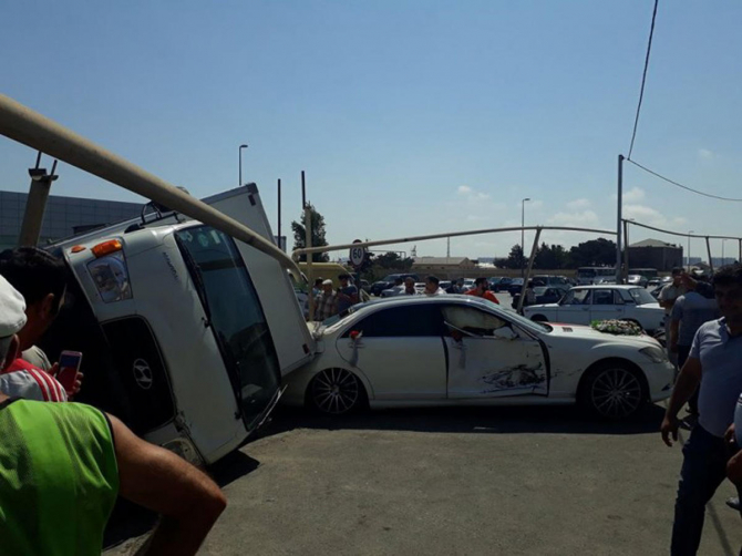 Bakıda yük maşını gəlin maşını ilə toqquşdu -FOTO