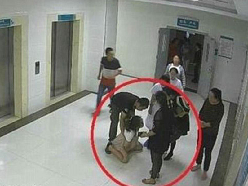 Dəhşət! 9 aylıq hamilə qadın özünü doğum evinin pəncərəsindən atdı - VİDEO