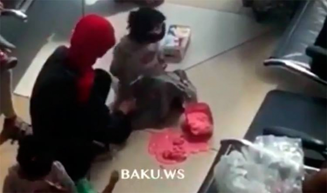 Bakıda ərəblərdən növbəti biabırçılıq: yerə tökülən dondurmanı qaşıqlayıb yedilər (VİDEO)