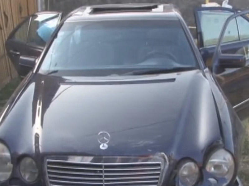 23 yaşlı qızı vuran avtomobil yoldan çıxaraq aşdı: 2 yaralı - VİDEO