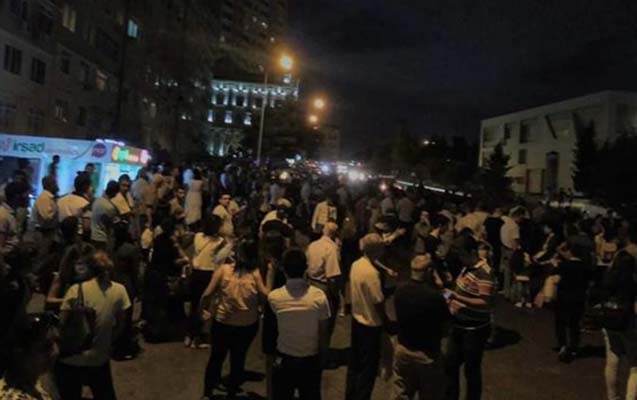 Bakıda yollar bağlandı, yüzlərlə insan küçələrdə qaldı - Fotolar