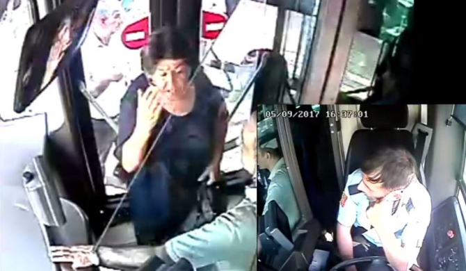 Bakıda avtobusda gərgin anlar: Qadın sərnişin sürücünü söydü (VİDEO)