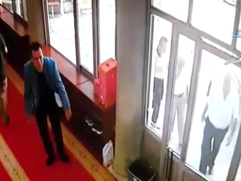 Əvvəl məsciddə namaz qıldı, sonra da oğurluq etdi - VİDEO