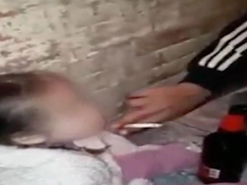 Valideynləri uşağa pivə içirdib, nəşə çəkdirdilər - dəhşətə gətirən VİDEO