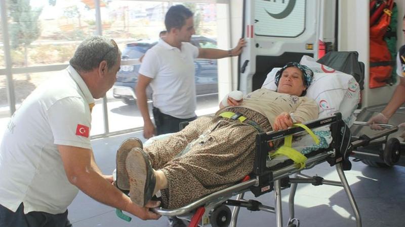 Qadın səhvən iki barmağını doğradı - DƏHŞƏTLİ VİDEO