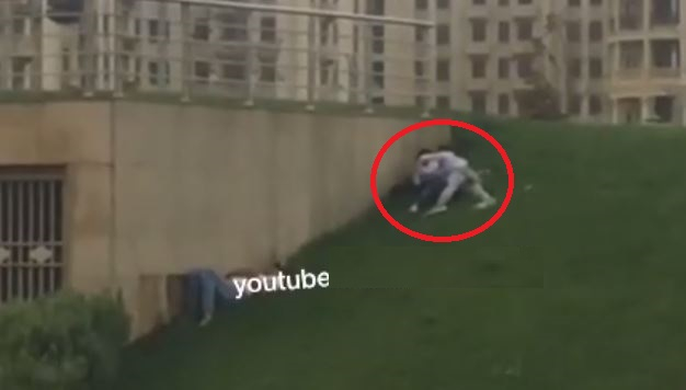 Bakıda oğlanla qız parkda çəmənə uzanıb sevişdi- VİDEO