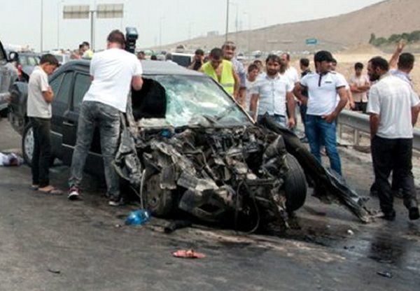 Ağdamda avtomobil səkiyə çırpıldı