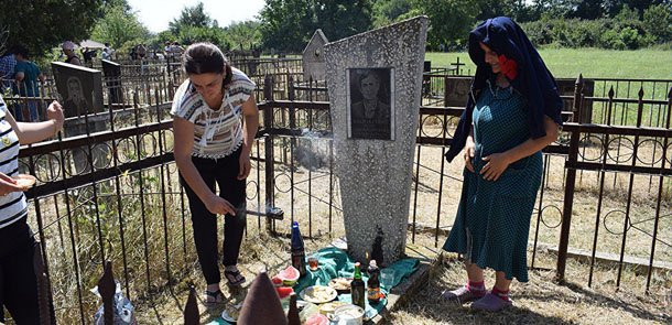 Azərbaycanda ilginc adət: qəbir üstündə süfrə, aş, kabab... (VİDEO)