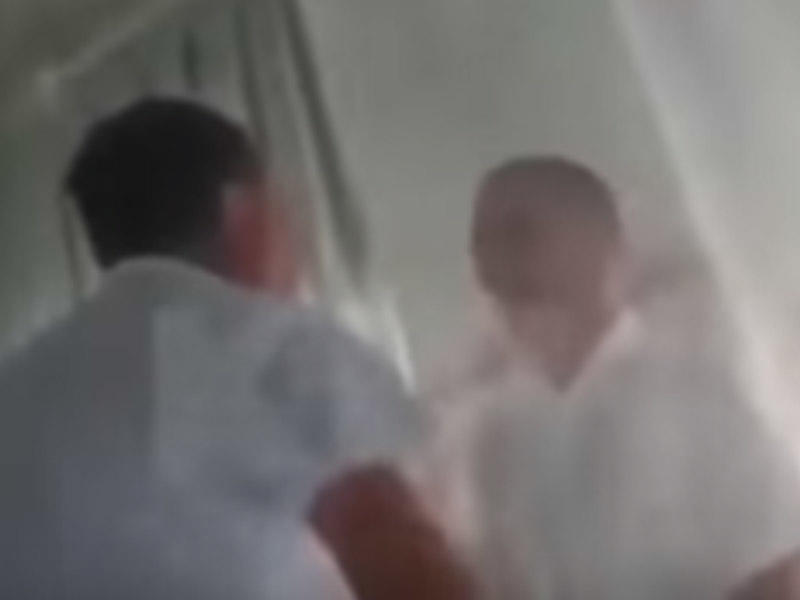 İcra başcısı məktəb direktorlarını döyüb VİDEO