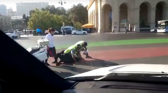 Bakının mərkəzində qalmaqal: vətəndaş polislə əlbəyaxa oldu - VİDEO
