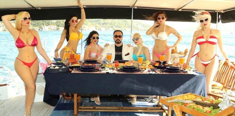 Adnan Oktar şəxsi yaxtasında “kedicik”ləri məst etdi — VİDEO