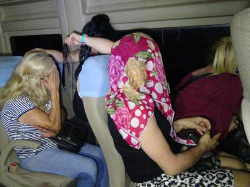 Polis yol kənarında əxlaqsızlıq edən qadınları saxladı - bəziləri hamilədir - FOTO