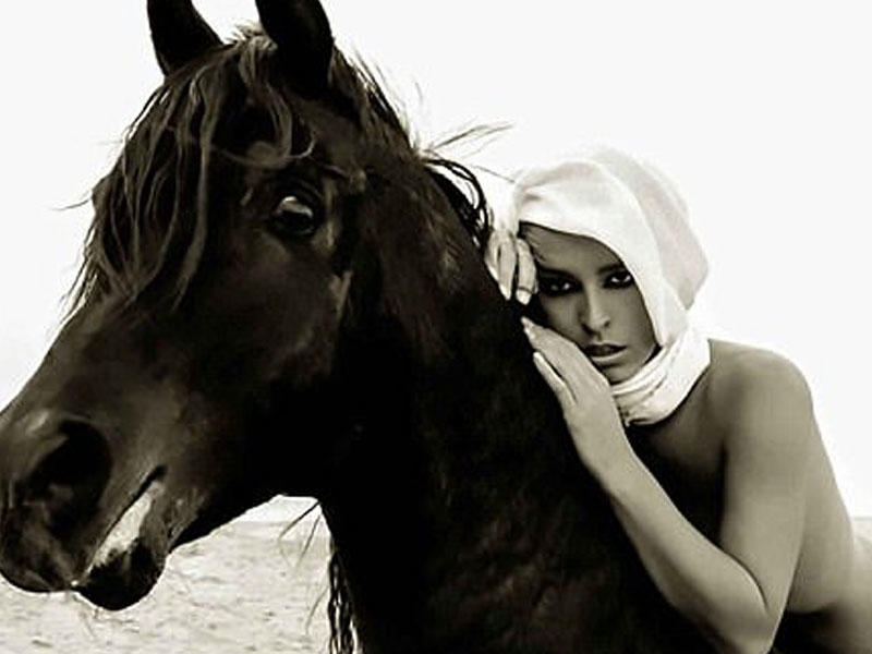 Soyunduğu üçün həbs olunan qadın: İranda da soyunacağam - FOTO