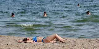 Bu da oldu! Polis çimərlik geyimindəki xanıma tələb qoydu: Geyiminizi geyinin - FOTO