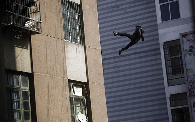 Özünü 9-cu mərtəbədən yerə atıb - Bakıda intihar