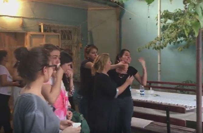 Aşıq Ədalətin nəşi evindən çıxarıldı, qızının halı pisləşdi - video