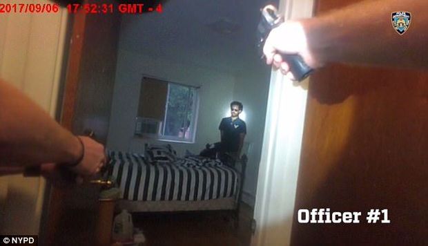 Polis əlində oyuncaq tapança olan şəxsə atəş açıb – VİDEO