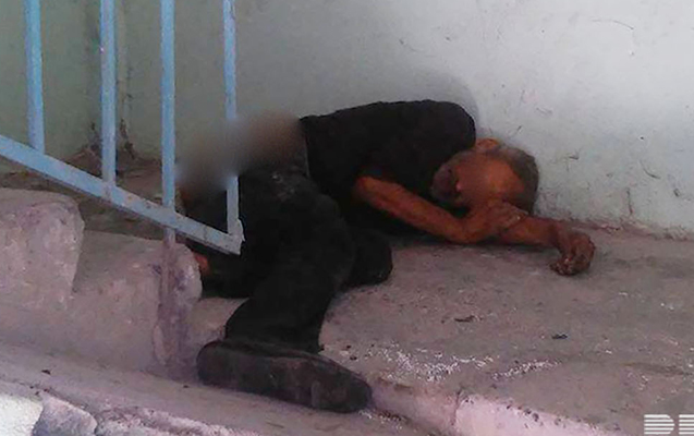 Binanın girişində kişi meyiti tapıldı - Foto