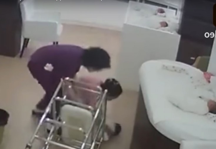 Yeni doğulmuş körpə yerə çırpıldı - Həkim səhlənkarlığı-VİDEO