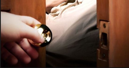 RÜSVAYÇILIQ! 18 yaşlı oğlan gənc anasını sevgilsi ilə tutdu - OLANLAR OLDU