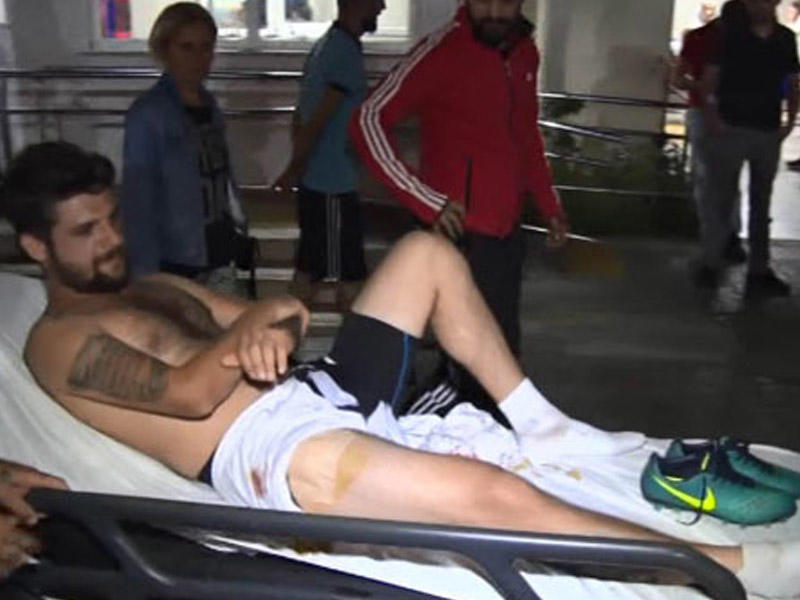 Türk futbolçunu stadionda güllələdilər - VİDEO 