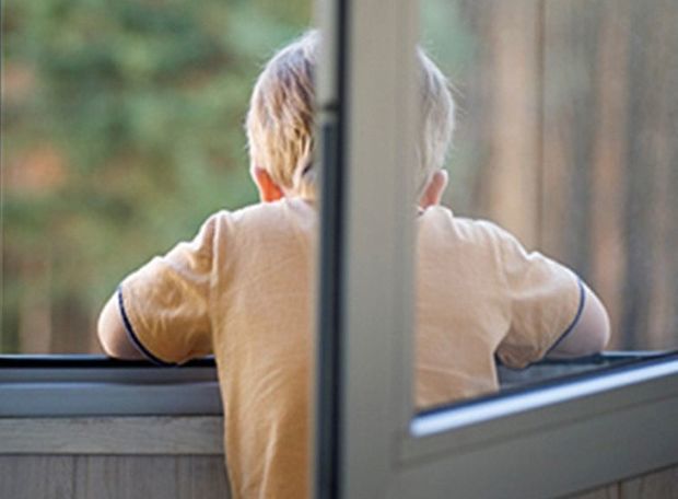 Mingəçevirdə 2 yaşlı körpə beşinci mərtəbədən yıxılıb