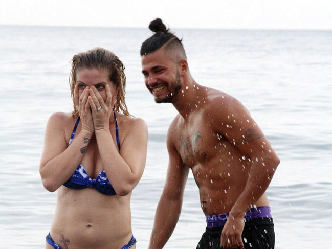 43 yaşlı aktrisa sevgilisi ilə çimərlikdə görün NƏ HOQQALARDAN ÇIXDI