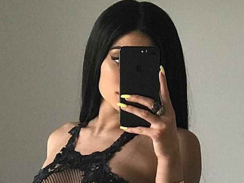 Məşhur xanım yarıçılpaq FOTOlarını paylaşdı