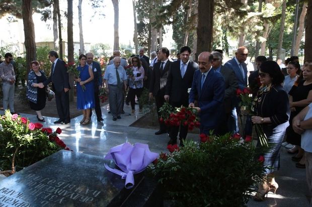 Mədəniyyət naziri Üzeyir Hacıbəylinin məzarını ziyarət etdi - FOTO