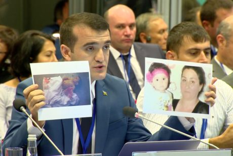 “Bu foto erməni faşizminin bariz nümunəsidir” – Əhməd Şahidov ATƏT-in Varşava toplantısında 2 yaşlı Zəhradan danışıb