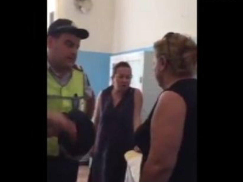 Bakıda yol polisi qızının ölüm xəbərini alan qadın sürücüyə yardım etdi - VİDEO