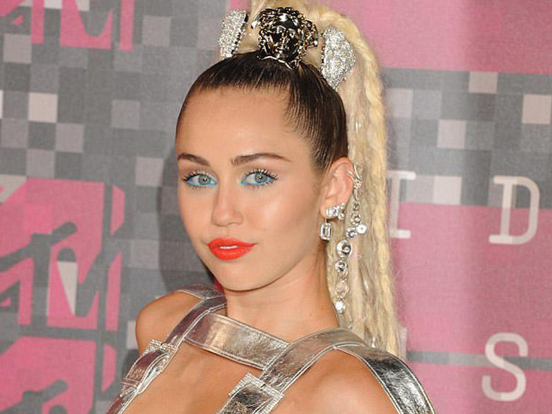 Məşhur müğənni kitab üçün soyundu - FOTO