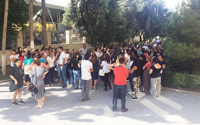 Valideynlər direktora görə aksiyaya başladı - Video