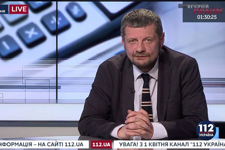 Ukraynada qalmaqal — Sərxoş deputat aparıcıya canlı yayımda hücum etdi - VİDEO