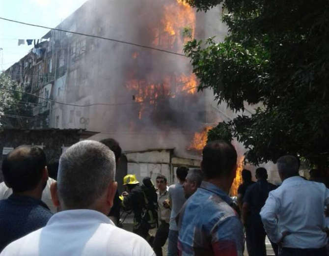 Bakıda yataqxanada güclü yanğın: sakinlər təxliyyə edildi (RƏSMİ)