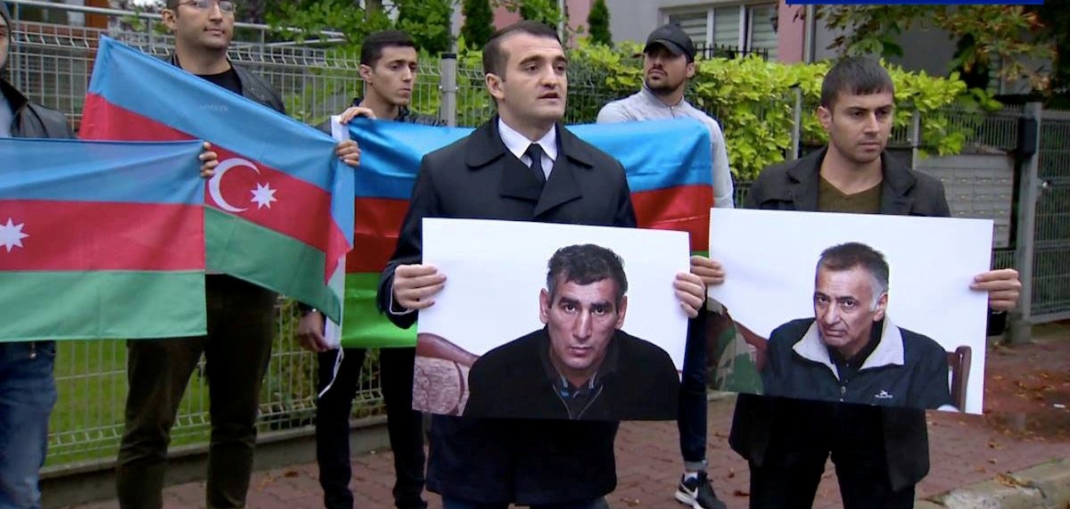 Kəlbəcər girovunun oğlu Varşavada etiraz aksiyası keçirdi - FOTOLAR