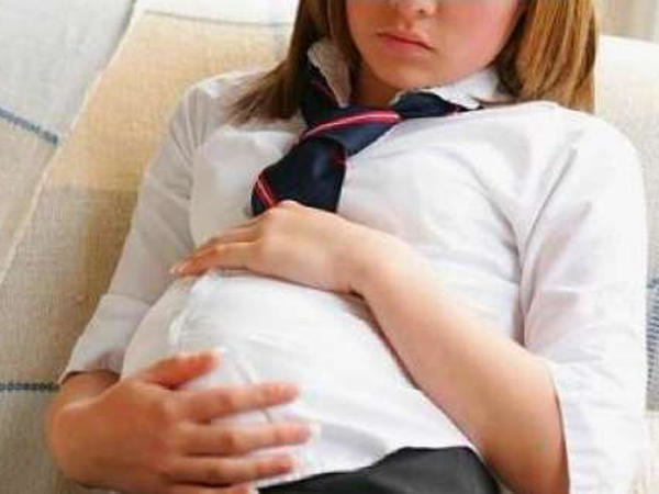 15 yaşlı şagirdi hamilə qoyan müəllim azadlığa ÇIXDI: Məhkəmə FAKTI TƏSDİQLƏDİ