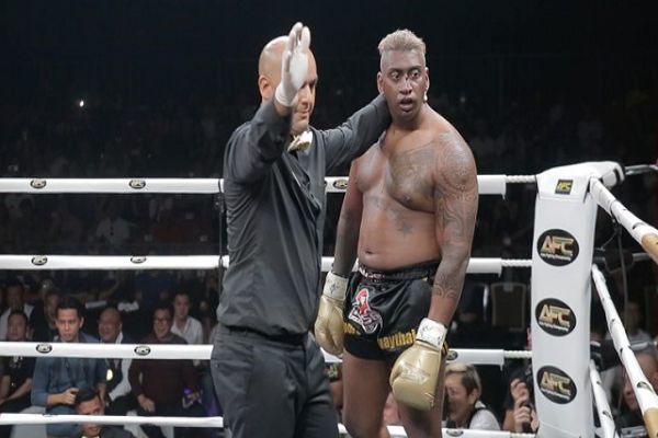 Dünya Bodibildinq Federasiyasının rəhbəri rinqdə döyüşdən sonra öldü – VİDEO