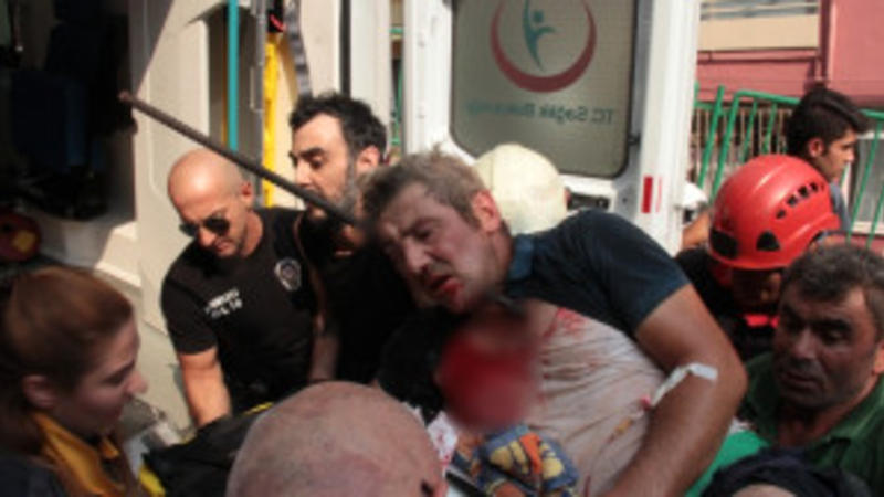 Tikintidə İNANILMAZ qəza: Dəmir qarnından girib başından çıxdı -VİDEO