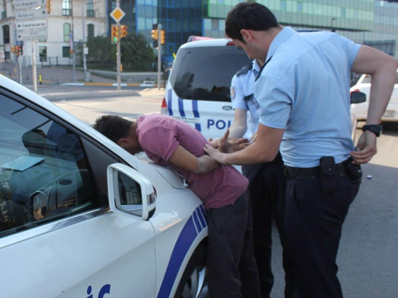 Səhər saatlarında 16 yaşlı qızı zorlamaq istəyən şəxs tutuldu - FOTO