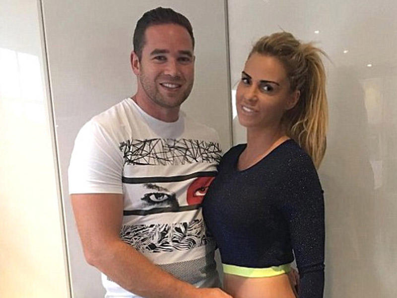 Müğənninin həyat yoldaşı hamamda başqasıyla intim əlaqədə oldu - VİDEO