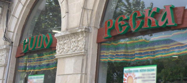 Keçmiş işçisi “Çudo Peçka”nı məhkəməyə verib