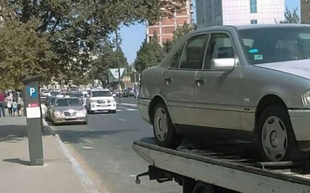 Yol polisi parkomat olan küçədən avtomobilləri daşıyır – FOTO