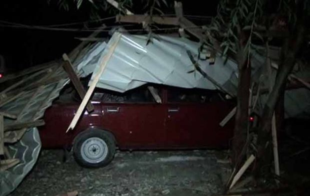 Masallıda güclü külək binanın dam örtüyünü uçurub – YENİLƏNİB + FOTO