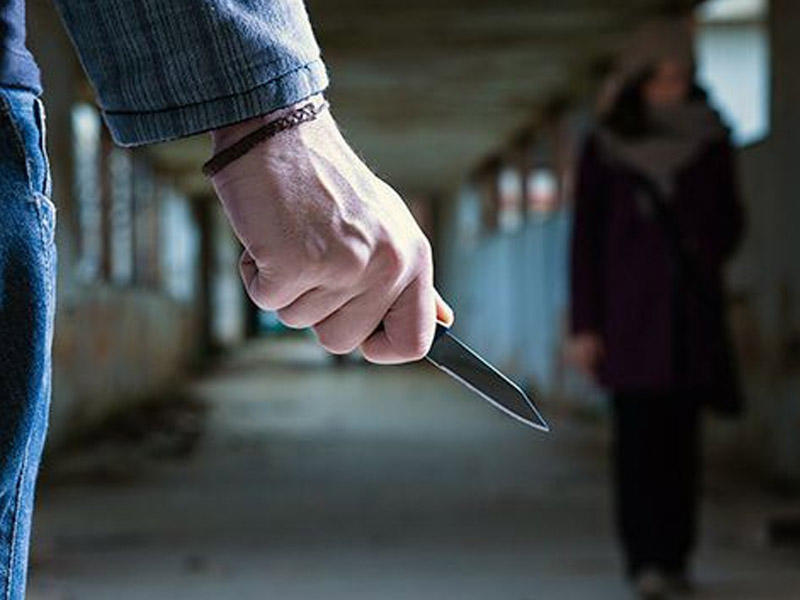 Gəncə sakini özündən 14 yaş kiçik xanımını küçədə bıçaqladı