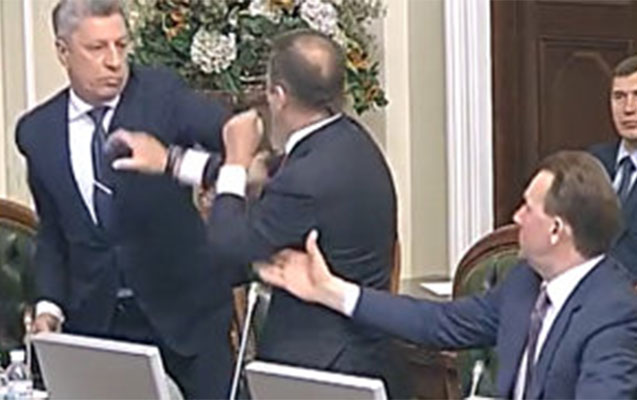 Deputat deputatı nokauta saldı